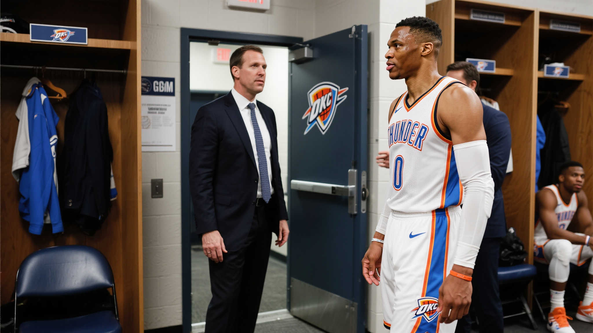 赛后雷霆GM普雷斯蒂更衣室外与威少热情拥抱，畅谈欢笑